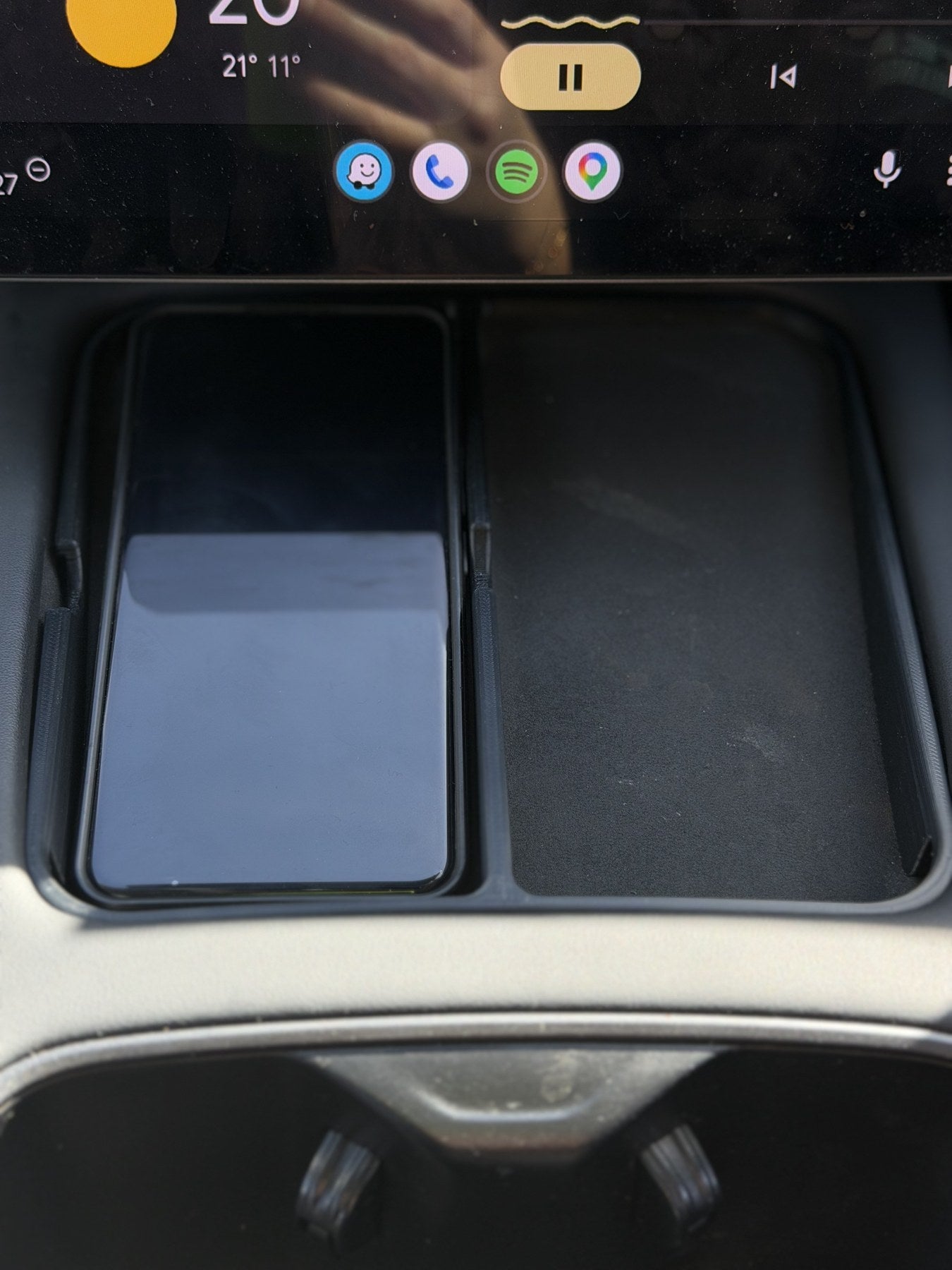 A phone positioned in the AXVERK insert on a JAECOO 7 charging tray
